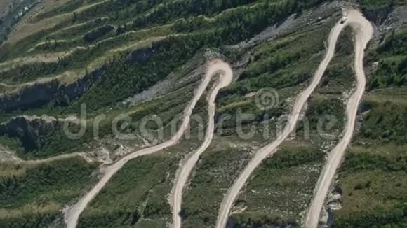 蜿蜒蜿蜒的蛇形公路经过山景视频的预览图