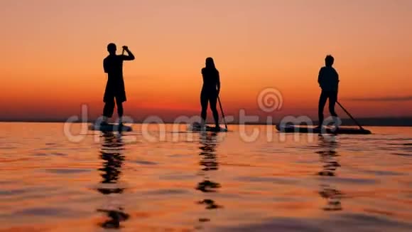 人们在日落背景下冲浪视频的预览图