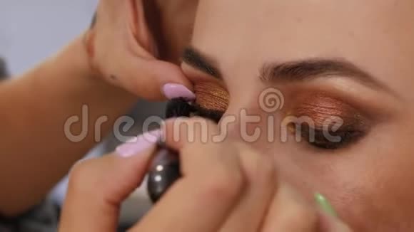 漂亮的黑发女人用睫毛膏视频的预览图
