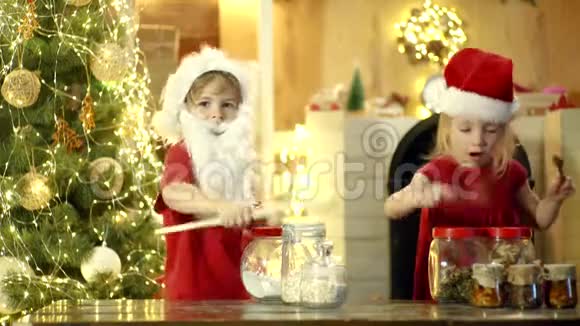 有趣的圣诞小孩给带鼓的孩子惊喜圣诞快乐新年快乐疯狂的孩子鼓手兴奋视频的预览图
