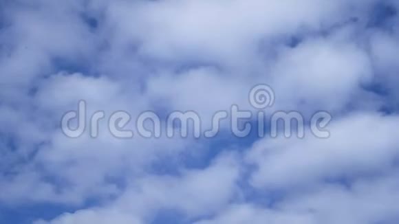 在蓝天中白云从右到左不间断地循环流动视频的预览图