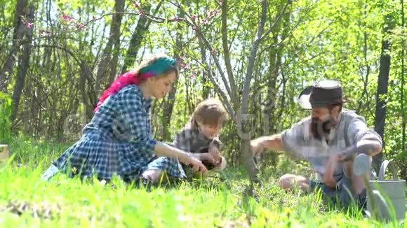 大胡子男农民和插针复古马瑟教儿子在农场工作家庭幸福的农民在斯波德视频的预览图