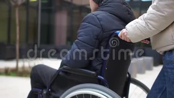 夫妻在康复中心轮椅上有疾病的男人和他可爱的女人概念视频的预览图