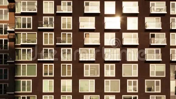 一个现代化公寓街区的外部在夜间白天到晚上的时间视频的预览图