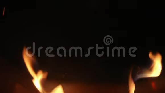 2020年温暖的气氛舒适的木屋内壁炉燃烧的火焰视频的预览图