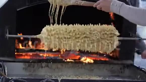 在立陶宛维尔纽斯烹饪萨科蒂斯它是传统的吐口饼视频的预览图