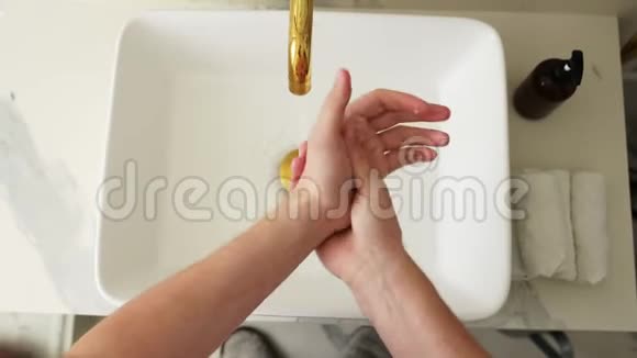 洗手避开拥挤的地方尽可能呆在家里视频的预览图