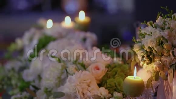 婚礼装饰玻璃瓶中的蜡烛烛台上的婚礼蜡烛视频的预览图