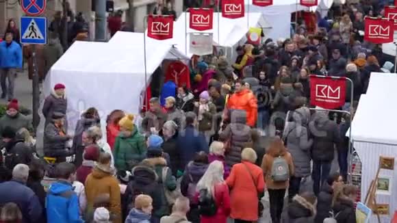 维尔纽斯复活节市场上的大批人维尔纽斯的Kaziuko复活节市场视频的预览图