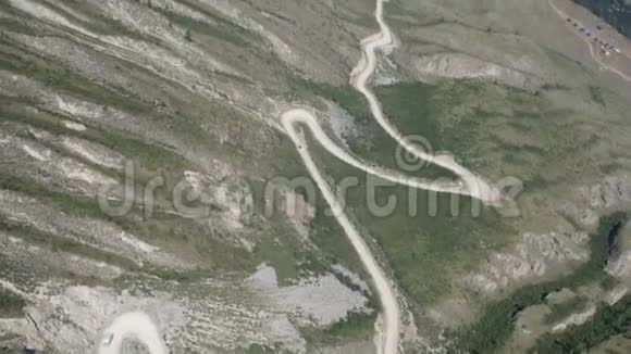 蜿蜒蜿蜒的蛇形公路经过山景视频的预览图