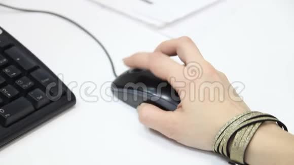 商人滚动鼠标和点击鼠标并在办公室的电脑上工作把手放在老鼠身上视频的预览图