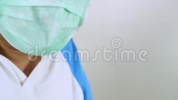 戴卫生口罩的男子因新感染流感病毒而在白色背景下咳嗽医疗保健概念冠状病毒视频的预览图
