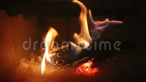 木柴燃烧木屋壁炉舒适温暖大气2020年视频的预览图