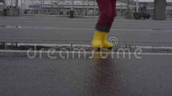 穿黄色防水胶靴的滑稽孩子喜欢跳跃视频的预览图