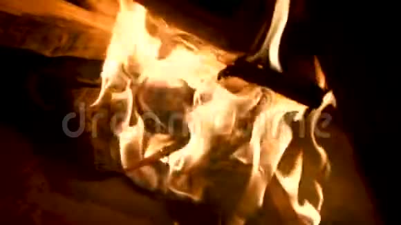 靠近火焰燃烧成堆的木头视频的预览图