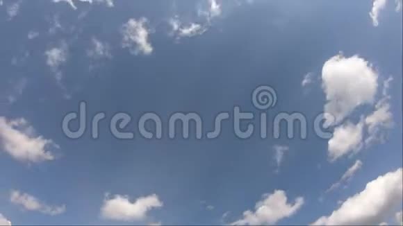 晴天蓝天上的云时光流逝视频的预览图