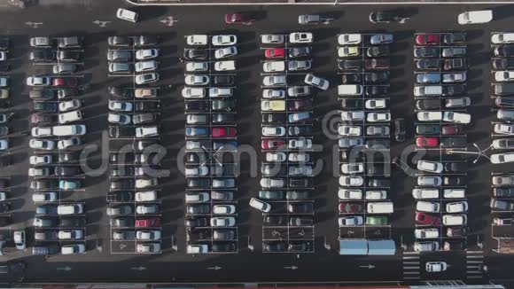 无空停车场供车鸟瞰视频的预览图