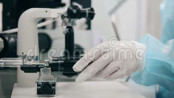 医院工作人员在房间里使用显微镜视频的预览图