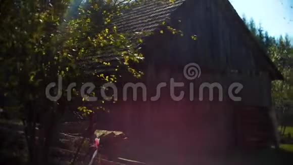 乡村的木制老房子阳光明媚的春天视频的预览图