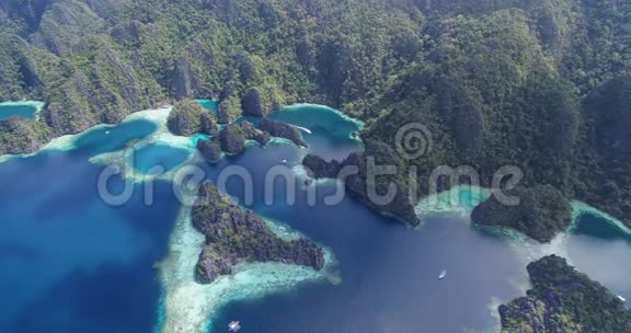 双子泻湖这是一个非常受欢迎的地方游客在冠状巴拉望菲律宾背景中的景观和岛屿视频的预览图