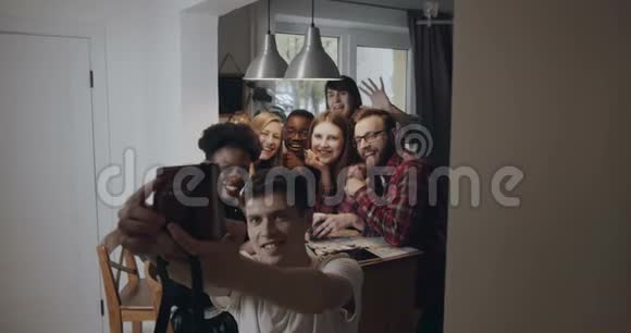快乐有趣的年轻多民族朋友采取一个即时自拍组照片坐在厨房聚会慢动作视频的预览图
