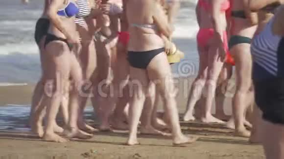 穿泳衣的女人在海滩上视频的预览图
