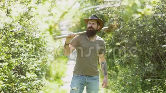 生态度假村活动在农场好好享受戴着牛仔帽的快乐农夫在野外玩得很开心农夫的概念生态农场视频的预览图