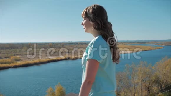 一个欧洲女人或女孩向太阳仰脸的肖像女人从太阳中摄取维生素D视频的预览图