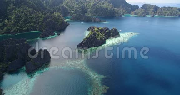双湖这是一个非常受游客欢迎的地方在科罗恩巴拉望菲律宾背景十五中的景观和岛屿视频的预览图