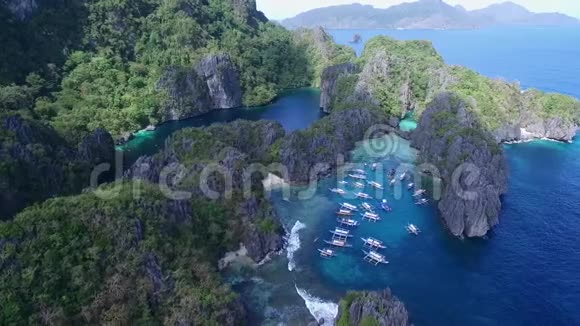 巴拉望小泻湖观光广场在菲律宾ElNido游览A美丽的景观大泻湖和大海的背景视频的预览图