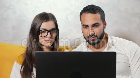 在笔记本电脑前震惊了一对夫妇视频的预览图