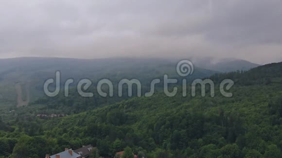 晨雾在山景与森林在波科诺宾夕法尼亚视频的预览图