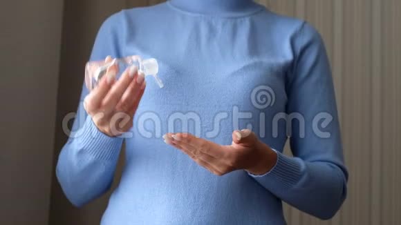 女性用抗菌消毒凝胶洗手卫生概念防止细菌和细菌的传播视频的预览图