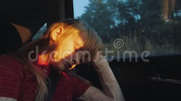 儿童乘客在汽车后座打瞌睡视频的预览图