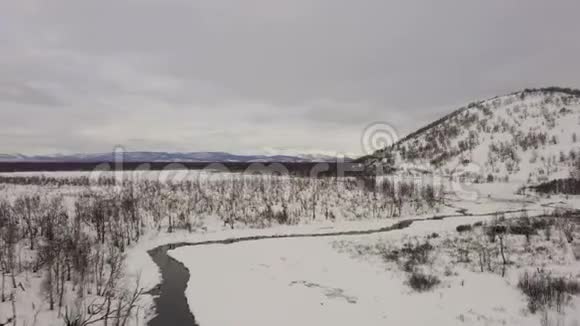 从无人驾驶相机到堪察加半岛那条没有冰冻的小河的景色视频的预览图