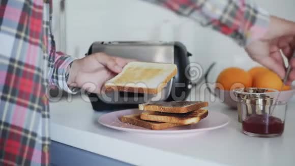 一个人把草莓酱涂在面包上做三明治视频的预览图