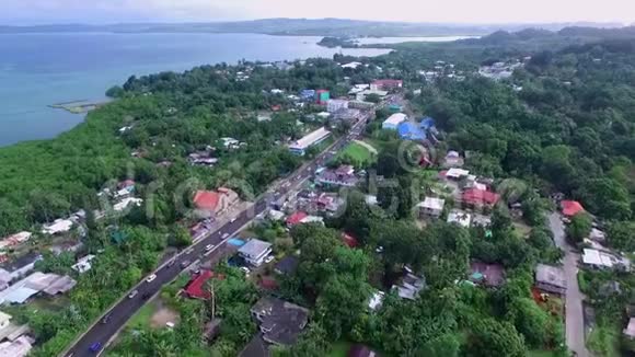 鸟瞰科罗岛城市景观带有五颜六色珊瑚礁和热带泻湖的海景帕劳的空中景色视频的预览图