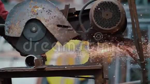 特写工业工人用手打磨金属锋利许多火花特写用生锈的管子锯管子视频的预览图
