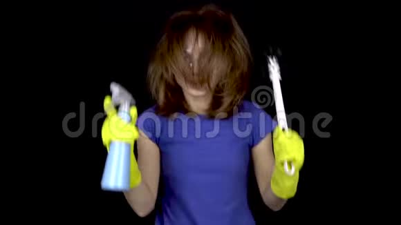 一个头发乱糟糟的年轻女人打扫完了戴安全眼镜和带清洁工具手套的妇女视频的预览图