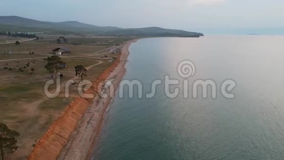 贝加尔湖奥尔洪岛全景视频拍摄无人机正飞过湖面对村庄和视频的预览图