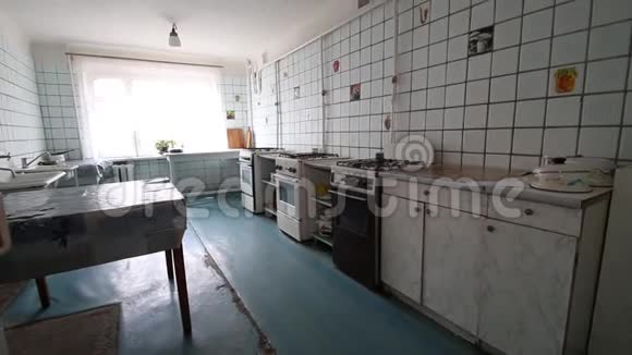 苏联时代苏联时期瓦片中的旧公共厨房视频的预览图