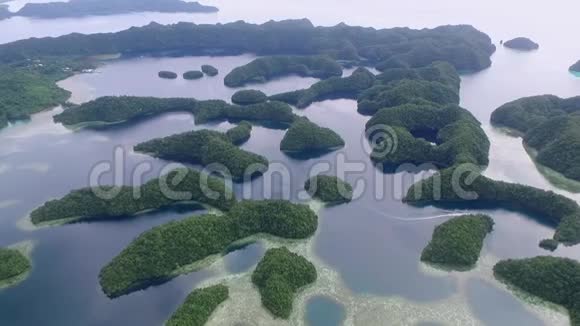 帕劳和科罗岛地区背景是许多小岛背景一的珊瑚礁及泻湖船视频的预览图