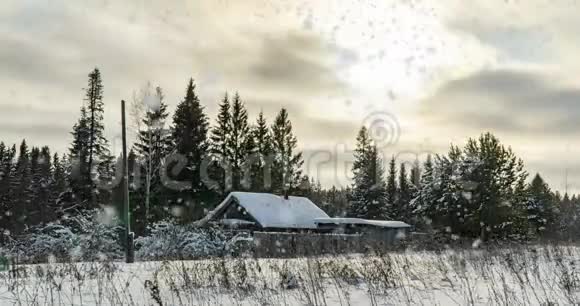 冬林中的木屋美丽的冬季景观美丽的降雪时间流逝视频的预览图