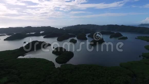 科罗岛的鸟瞰图许多绿色小岛海景与五颜六色的珊瑚礁和热带泻湖视频的预览图