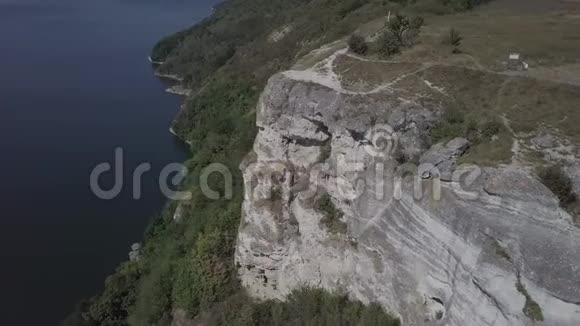 飞往乌克兰德涅斯特河畔的巴科塔岩石修道院视频的预览图