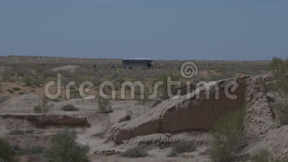 5人们下了公共汽车来到了沙漠视频的预览图