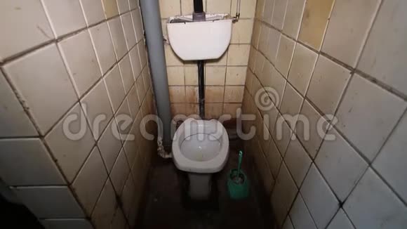 共用的旧脏公共厕所视频的预览图