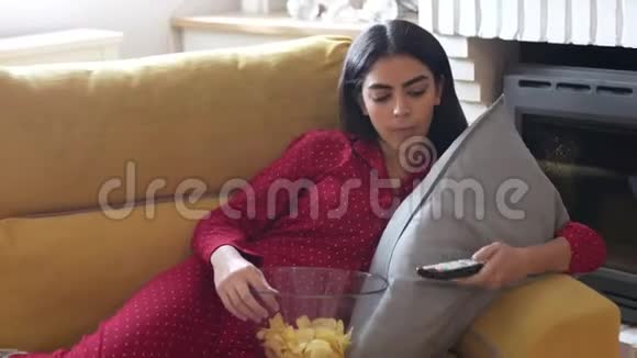 波斯女人在家看电视吃土豆片视频的预览图