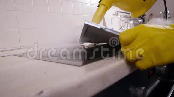 房屋清洁概念厨房灶具罩内专业清洁滤网视频的预览图
