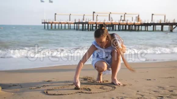 少女裙画在海边的沙滩上视频的预览图